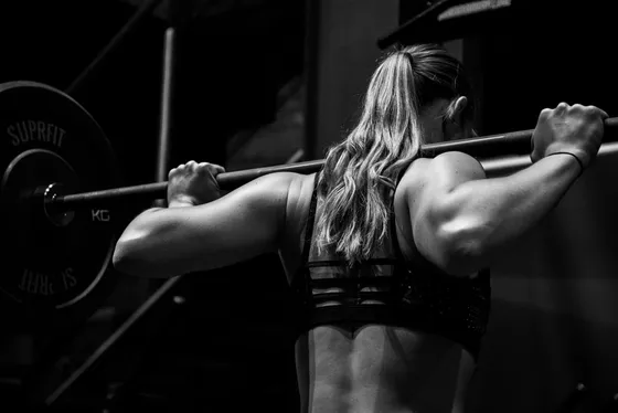 トレーニングする女性
